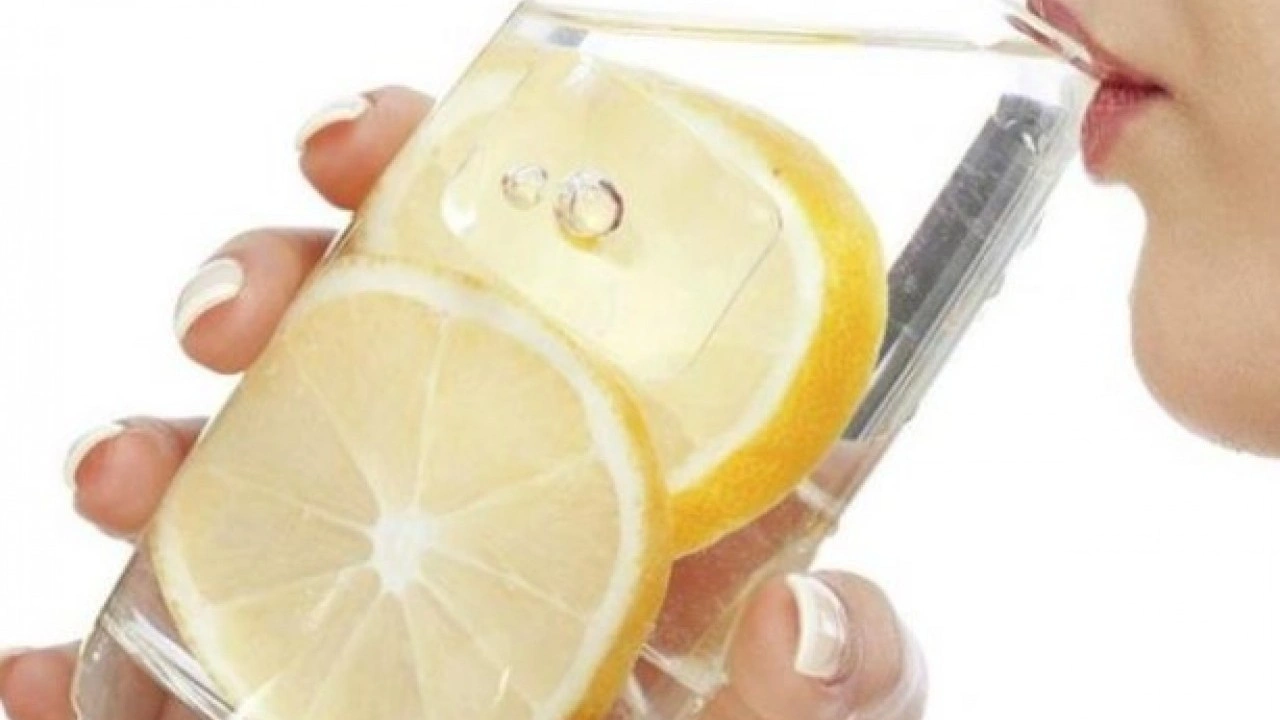 Foto - Uzmanlar öneriyor! Sabahları aç karnına limonlu su içerseniz bakın ne oluyor