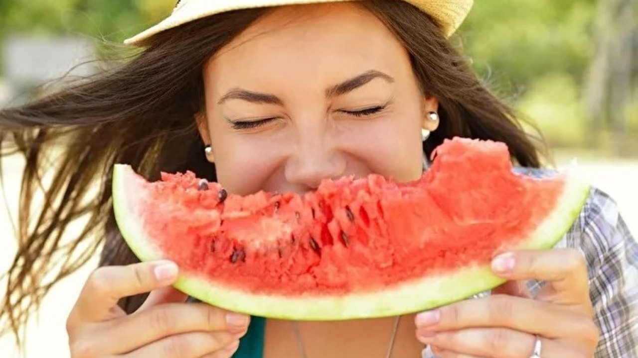 Foto - Uzmanlar özellikle uyardı! Karpuzu böyle yemek zehir saçıyor