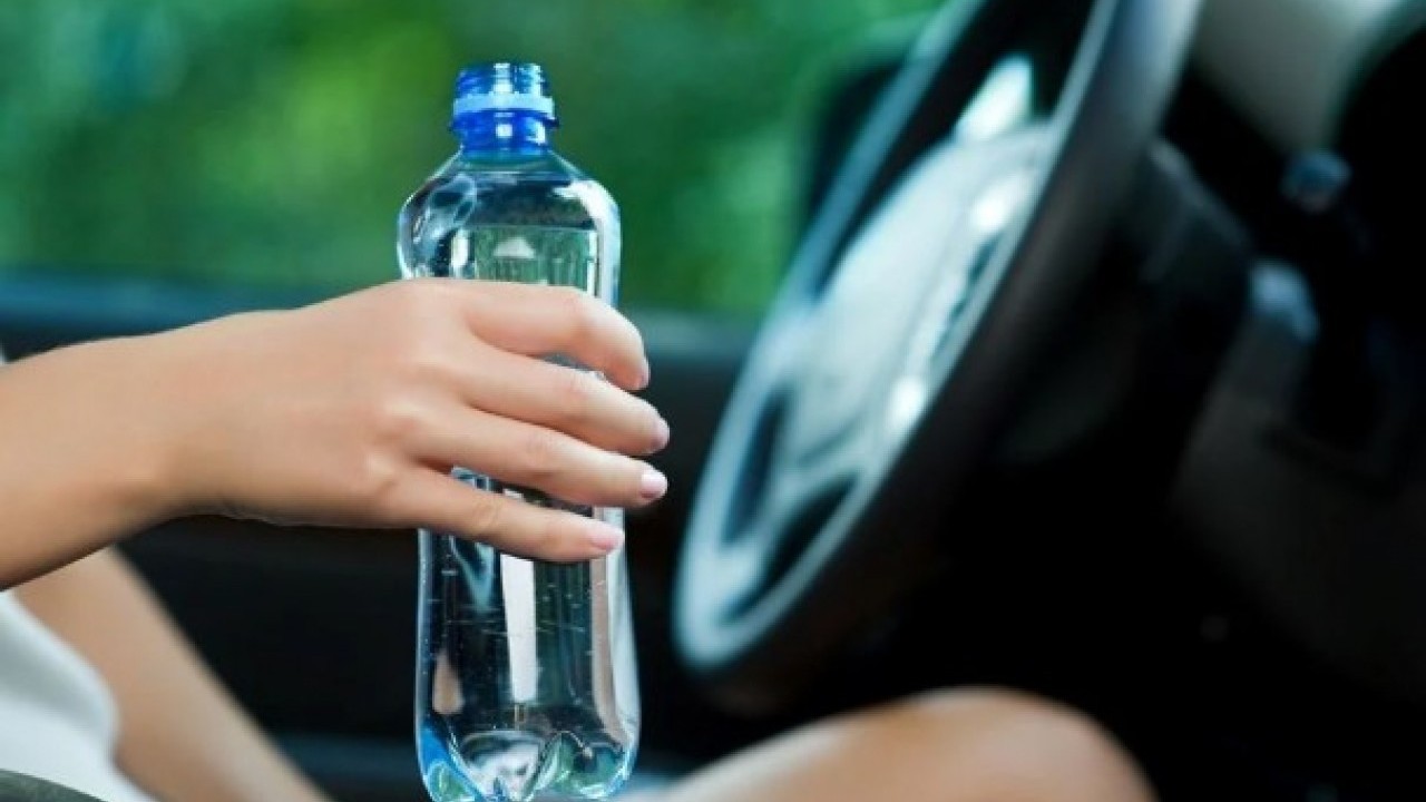 Foto - Uzmanlar uyardı! Araçlarda bıraktığınız plastik şişelere dikkat