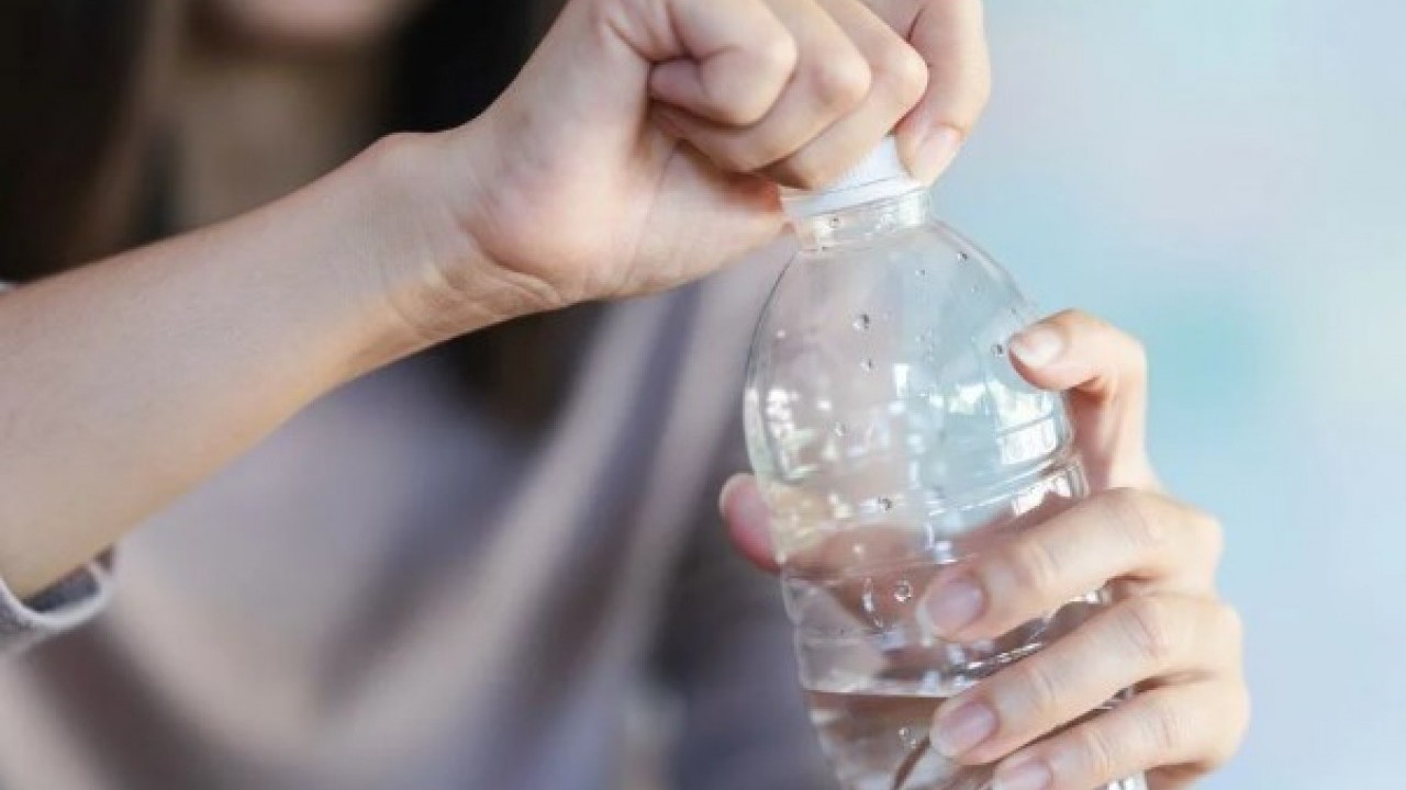 Foto - Uzmanlar uyardı! Araçlarda bıraktığınız plastik şişelere dikkat