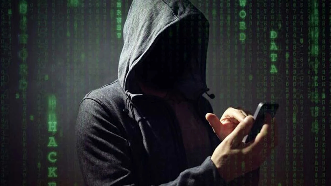 Foto - Uzmanlar uyardı: Bu 5 belirti varsa, telefonunuz gözetleniyor olabilir