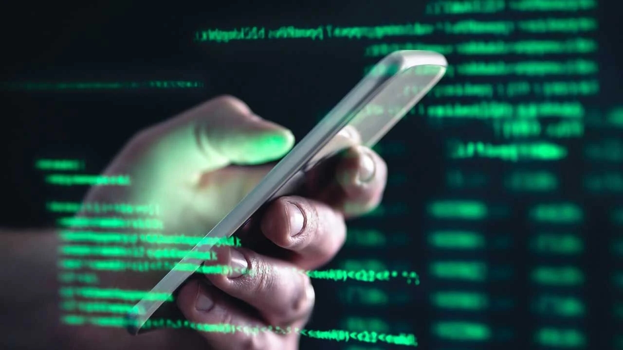 Foto - Uzmanlar uyardı: Bu 5 belirti varsa, telefonunuz gözetleniyor olabilir