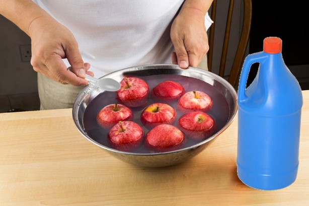 Foto - Uzmanlar uyarıyor! Meyve ve sebzeleri bir litreye bir çay kaşığı çamaşır suyu akıtıp yıkarsanız...