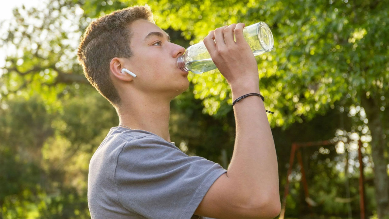 Foto - Uzmanlardan net yanıt! Terliyken soğuk su içmek hastalık yapar mı?