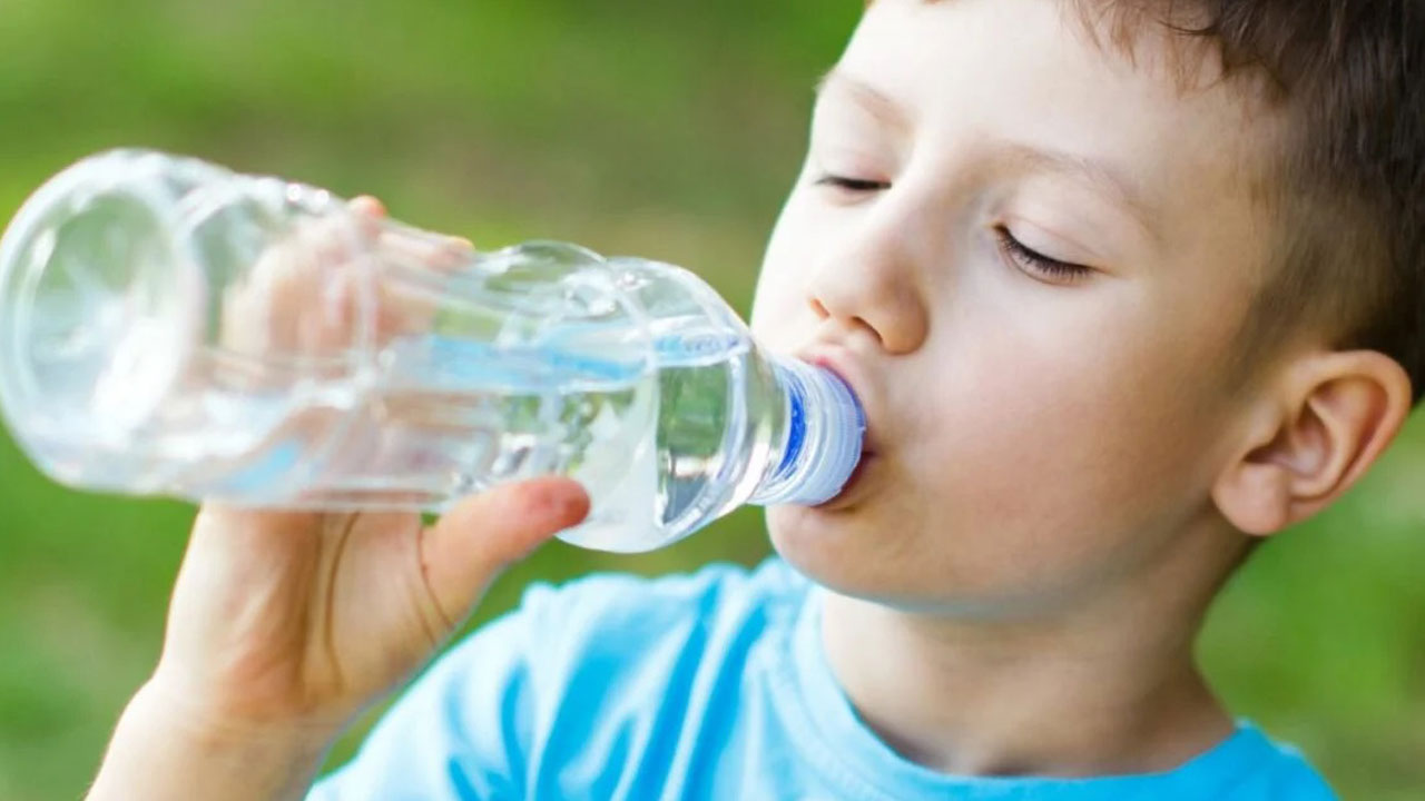 Uzmanlardan net yanıt! Terliyken soğuk su içmek hastalık yapar mı?