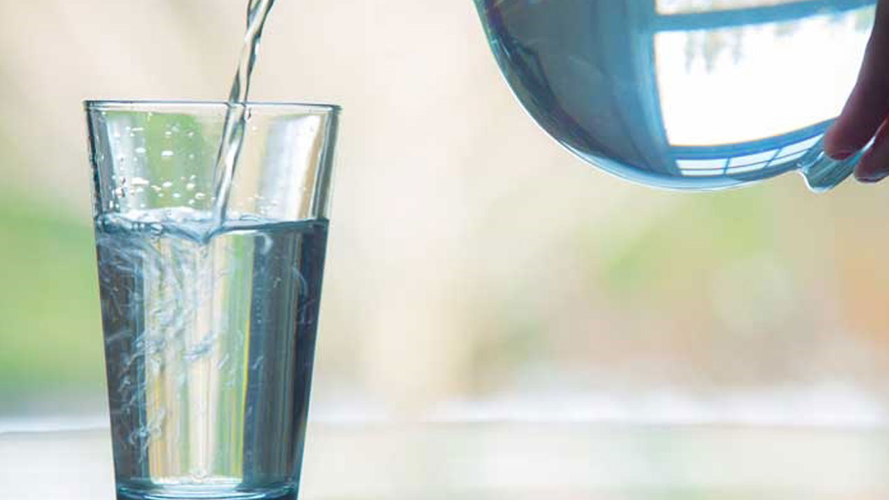 Foto - Uzmanlardan net yanıt! Terliyken soğuk su içmek hastalık yapar mı?