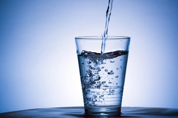 Foto - Uzmanların uyarısı! Eğer suyu böyle içerseniz...