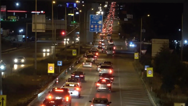 Foto - Uzun kuyruklar halinde dönüyorlar! İstanbul'daki sakinlik son buluyor