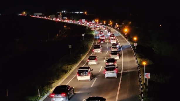 Foto - Uzun kuyruklar halinde dönüyorlar! İstanbul'daki sakinlik son buluyor