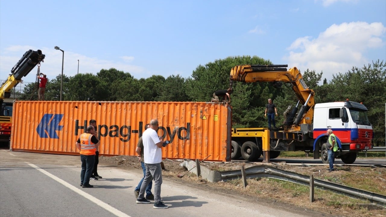 Uzun kuyruklar oluştu Tek başına otoyolu trafiğe kapadı