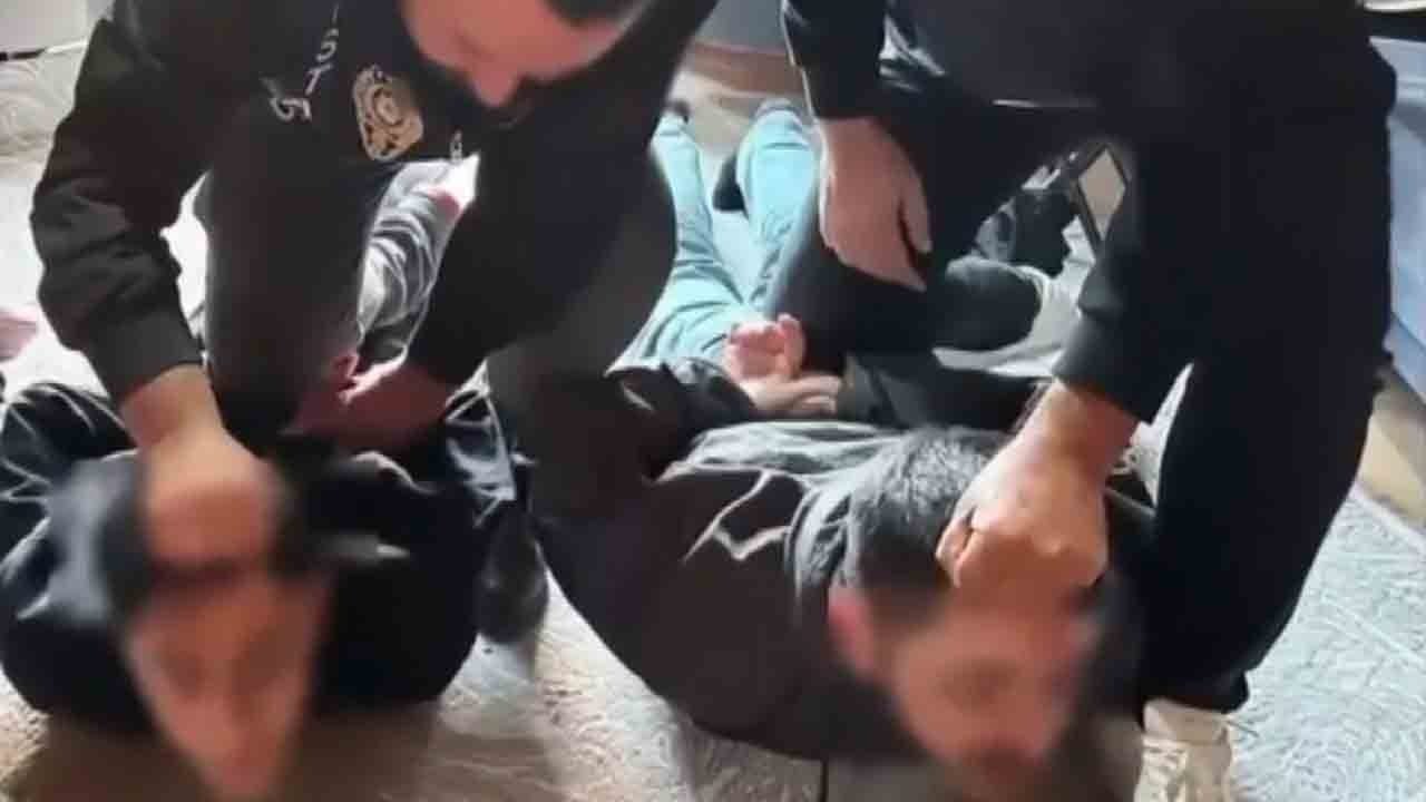 Foto - Uzun namlulu silahlarla 7 kilo altın çaldılar! Arabada pişkin pişkin böyle poz verdiler