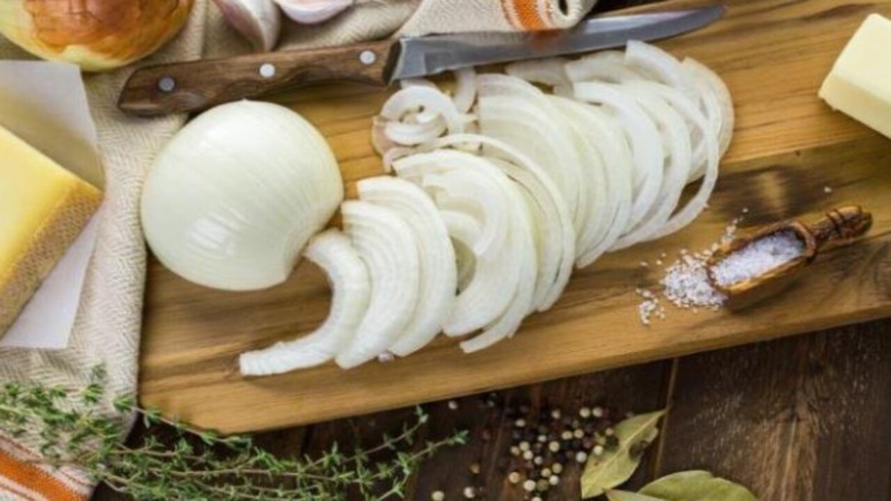 Uzun süre bekletince…! Dilimlenmiş soğanın zararı açıklandı