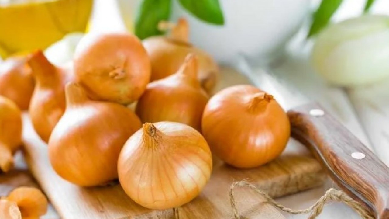 Uzun süre taze kalacak! Soğanları filizlenmeden saklamanın kolay yolu