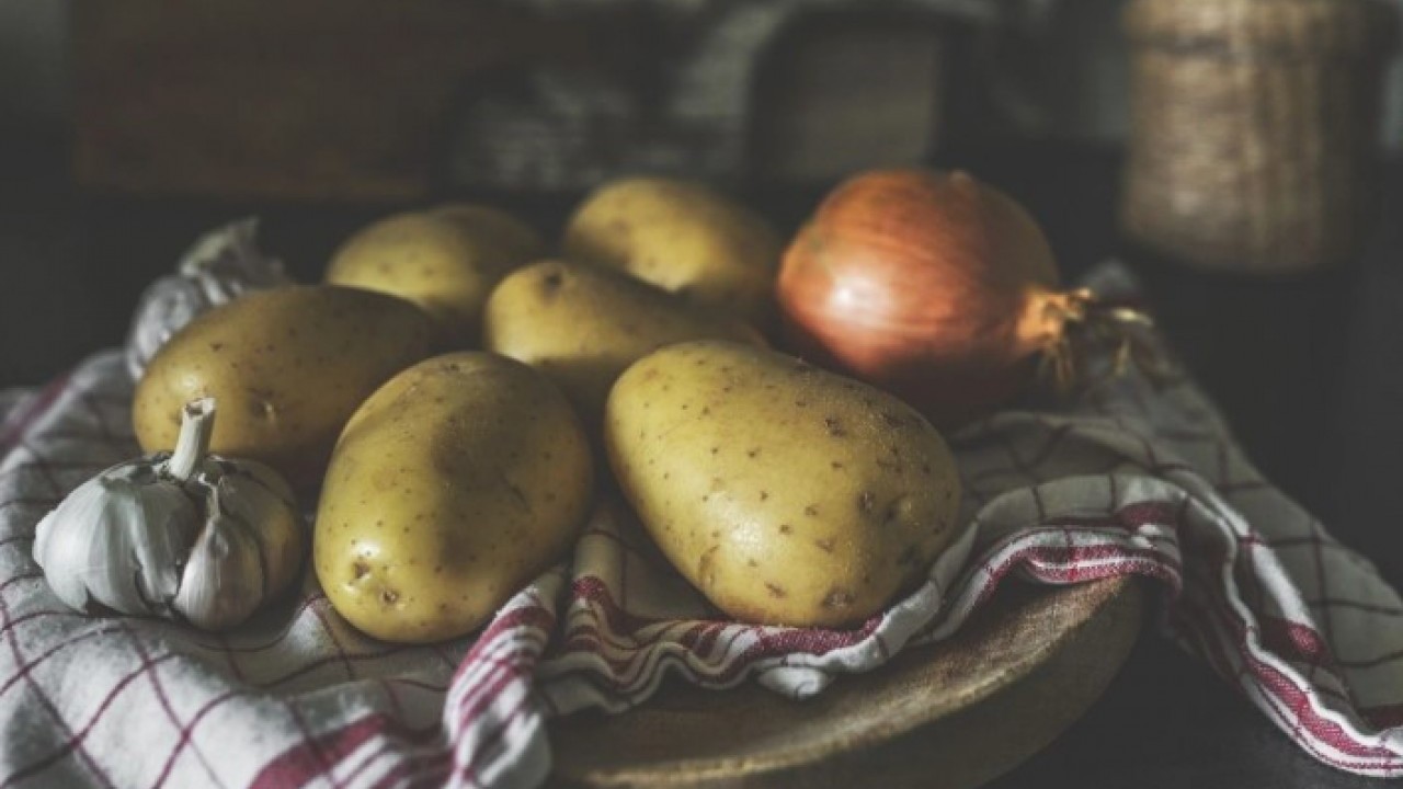 Foto - Uzun süre taze kalacak! Soğanları filizlenmeden saklamanın kolay yolu