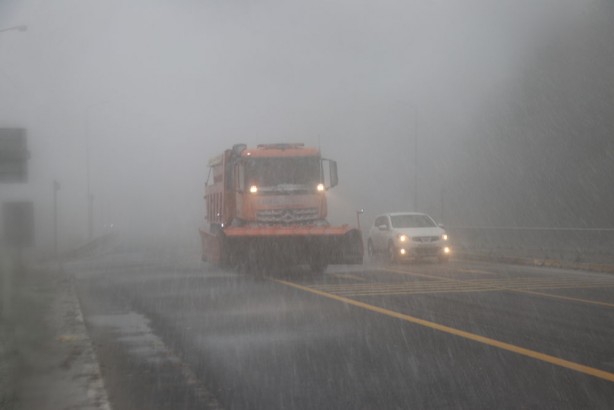 Foto - Uzun yola çıkacaklar dikkat! Bolu Dağı'nda kar etkisini arttırdı!
