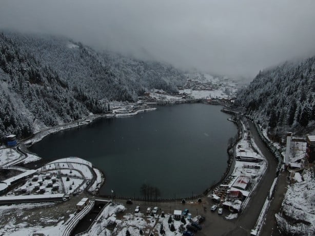 Uzungöl beyaza büründü! Kartpostallık görüntüler