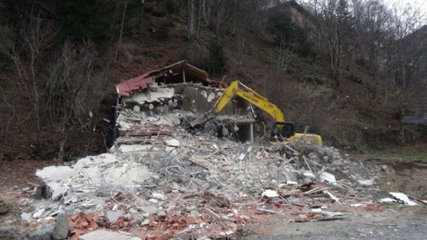 Foto - Uzungöl'ün çevresindeki kaçak yapılar yıkılıyor