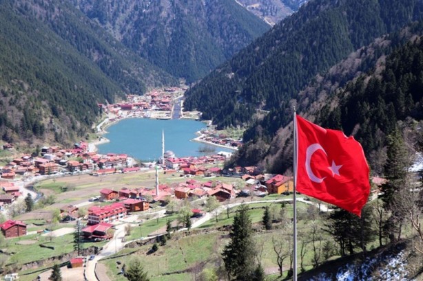 Uzungöl'ün çevresindeki kaçak yapılar yıkılıyor
