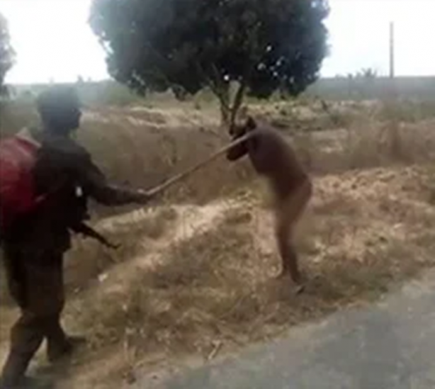 Foto - Vahşet görüntüleri! Çırılçıplak koşturup kurşuna dizdiler