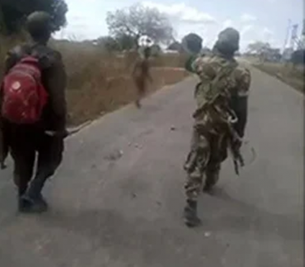 Vahşet görüntüleri! Çırılçıplak koşturup kurşuna dizdiler