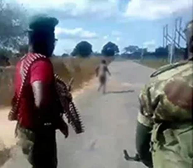 Foto - Vahşet görüntüleri! Çırılçıplak koşturup kurşuna dizdiler