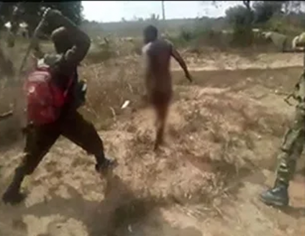 Foto - Vahşet görüntüleri! Çırılçıplak koşturup kurşuna dizdiler