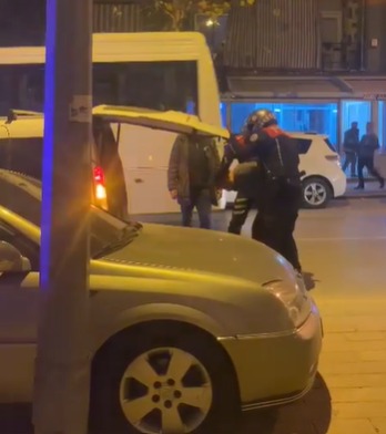 Vahşet! Karısını önce eşarpla boğmaya çalıştı sonra bıçakla boğazını kesti