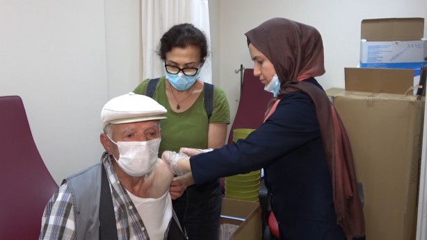Foto - Vaka sayıları artınca hastanelerde aşı yoğunluğu başladı!
