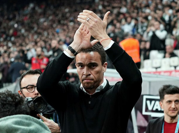 Foto - Valerien Ismael biletlerini kesiyor!