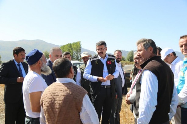 Foto - Vali Çelik, biçerdöverin direksiyonuna geçti