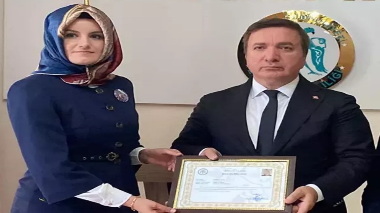 Foto - Vali, makamında takdim etti: İşte tüm Türkiye’nin konuştuğu Kübra öğretmene verilen ödül