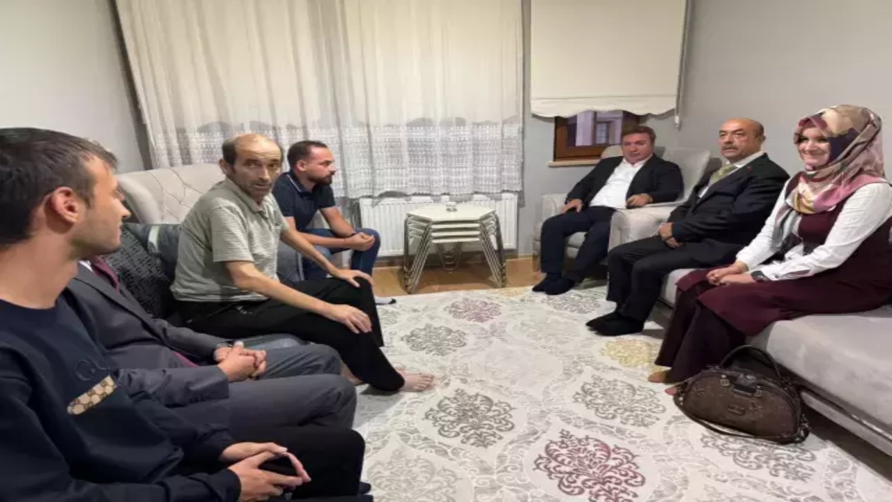 Foto - Vali, makamında takdim etti: İşte tüm Türkiye’nin konuştuğu Kübra öğretmene verilen ödül