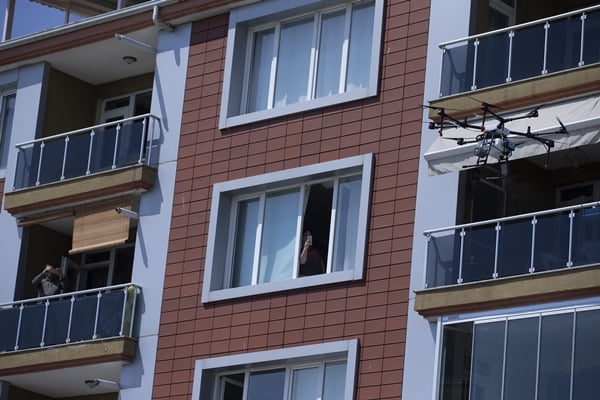 Foto - Vali talimat verdi: Dronla havadan da dezenfekte işlemi yapılıyor
