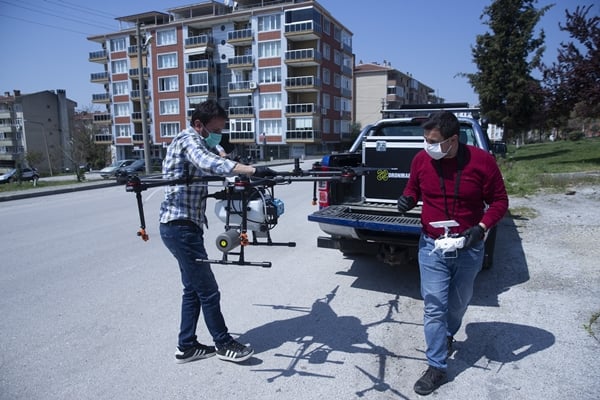 Foto - Vali talimat verdi: Dronla havadan da dezenfekte işlemi yapılıyor