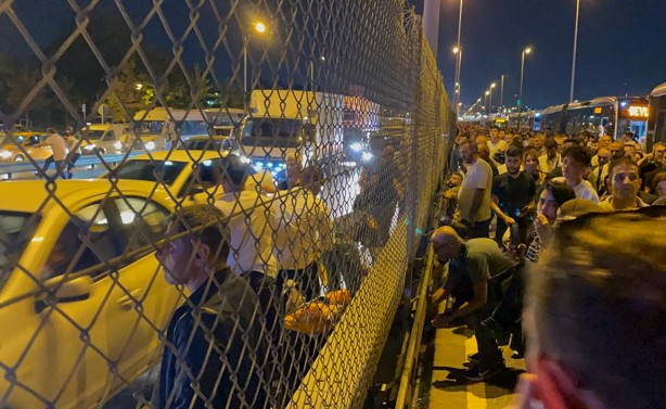 Foto - Vali Yerlikaya'dan metrobüs kazasına ilişkin ilk açıklama