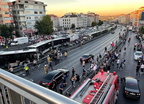 Foto - Vali Yerlikaya'dan metrobüs kazasına ilişkin ilk açıklama