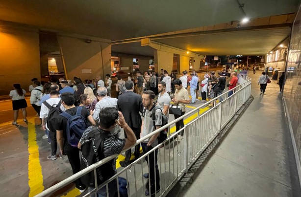 Foto - Vali Yerlikaya'dan metrobüs kazasına ilişkin ilk açıklama