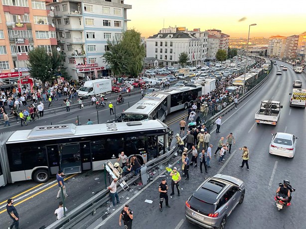 Foto - Vali Yerlikaya'dan metrobüs kazasına ilişkin ilk açıklama