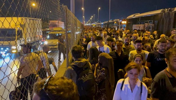 Foto - Vali Yerlikaya'dan metrobüs kazasına ilişkin ilk açıklama