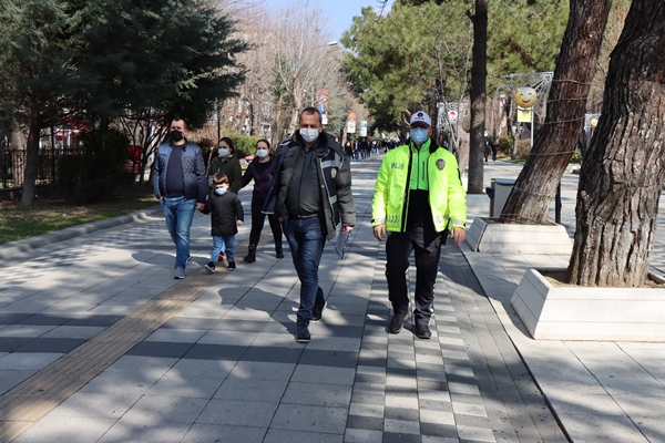 Foto - Validen vatandaşlara kritik uyarı: Kurallara uymazsak sıkıntılı günler bizi bekliyor