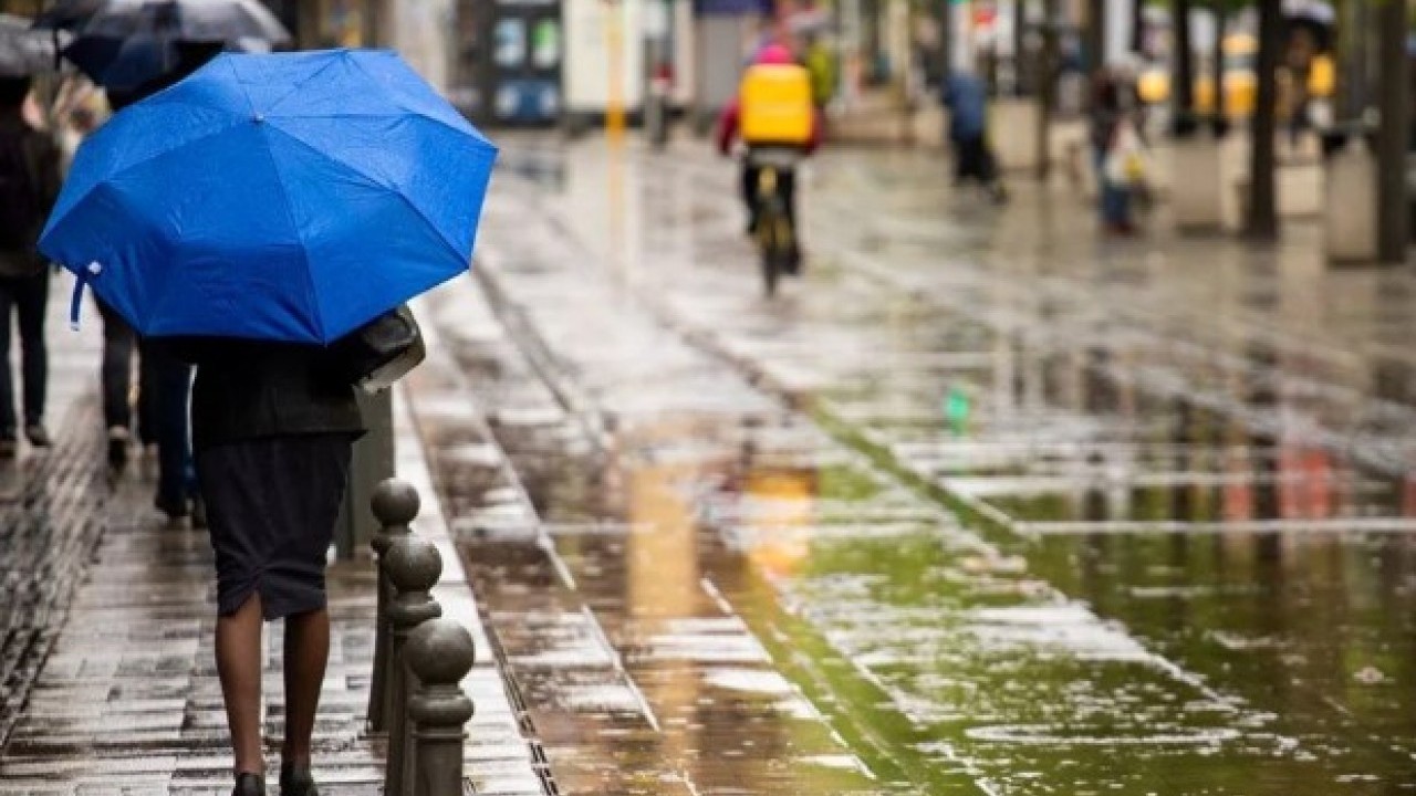 Valilik uyardı! Şemsiyeleri hazırlayın! İstanbul'a soğuk hava dalgası adım adım geliyor