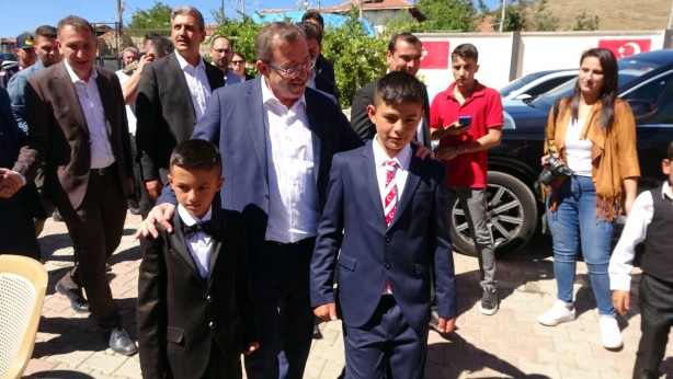 Foto - Valinin makam aracı şehit çocuklarının sünnet arabası oldu