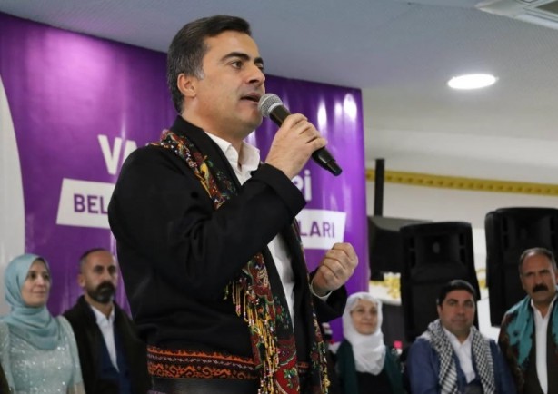 Foto - Van AK Parti’ye geçmişti… Özgür Özel’den "PKK sizi tükürüğüyle boğar" diyen DEM Partiliye destek!