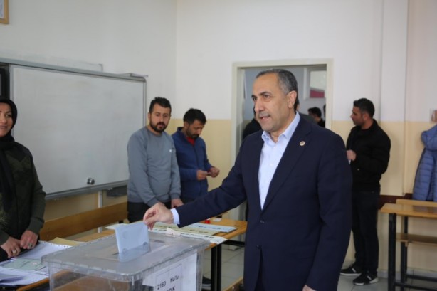 Foto - Van AK Parti’ye geçmişti… Özgür Özel’den "PKK sizi tükürüğüyle boğar" diyen DEM Partiliye destek!