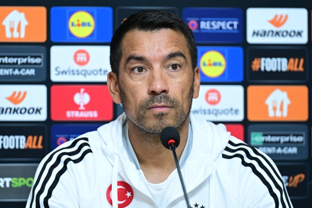 Foto - Van Bronckhorst'a beklemediği yerden destek! Bir daha stadyuma gelmesinler çıkışı sonrası!