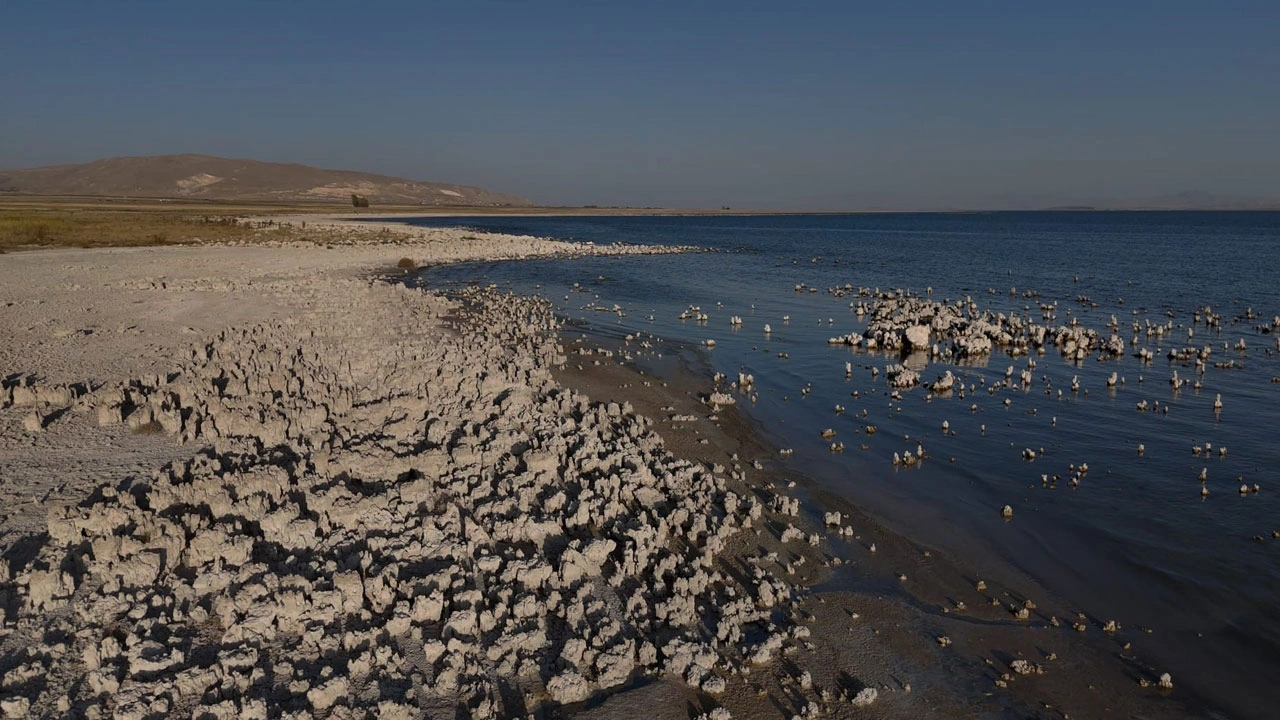 Foto - Van Gölü alarm veriyor! Sular çekildi, göl tabanı çatladı