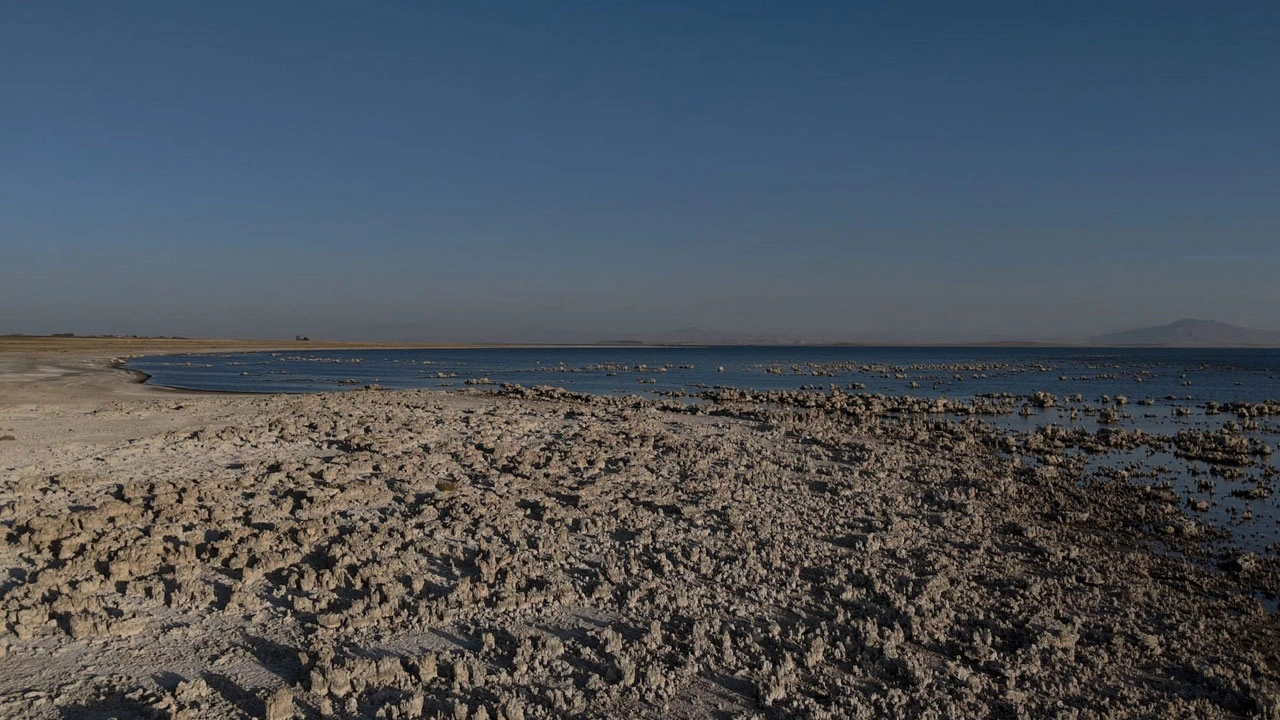 Van Gölü alarm veriyor! Sular çekildi, göl tabanı çatladı