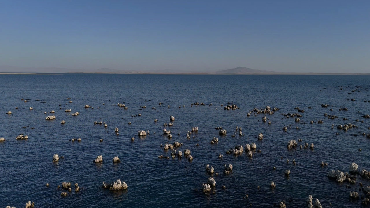 Foto - Van Gölü alarm veriyor! Sular çekildi, göl tabanı çatladı