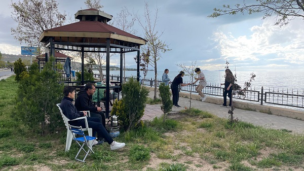 Foto - Van Gölü sahili doldu taştı