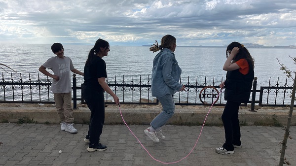 Foto - Van Gölü sahili doldu taştı